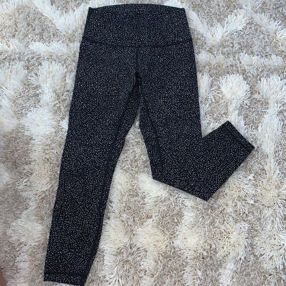 LIKE NEW Lululemon leggings 🖤🤍